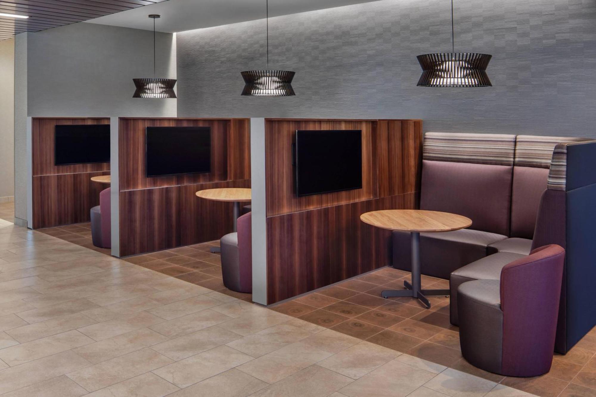 Courtyard By Marriott Wayne Fairfield Hotel Екстериор снимка