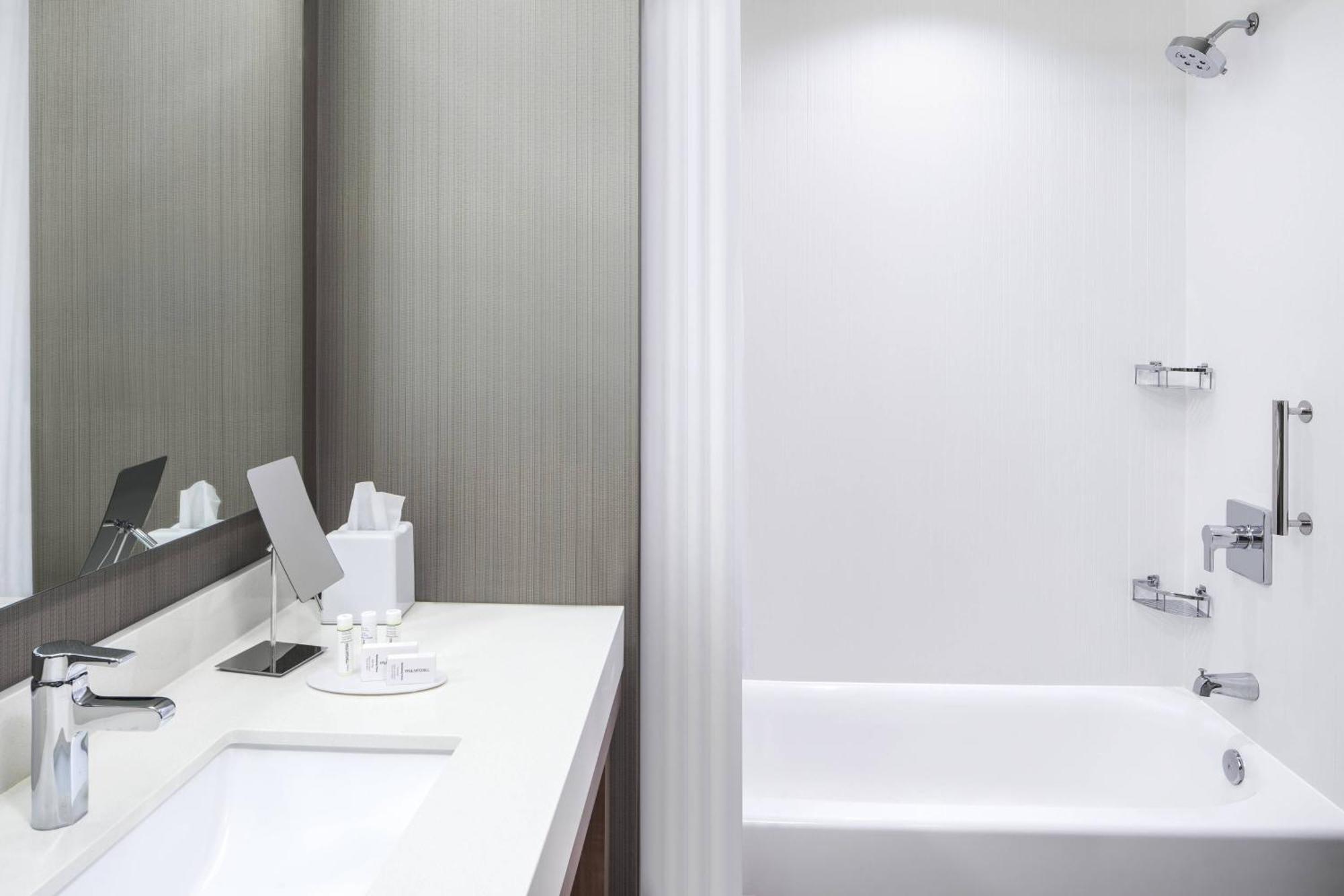 Courtyard By Marriott Wayne Fairfield Hotel Екстериор снимка